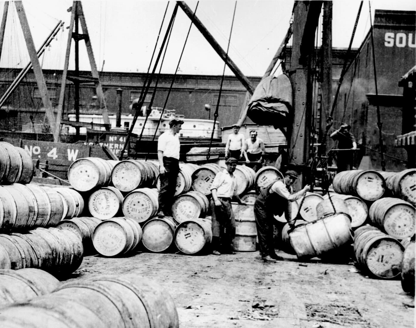 Estibadores cargando barriles a mano, Nueva York, 1912