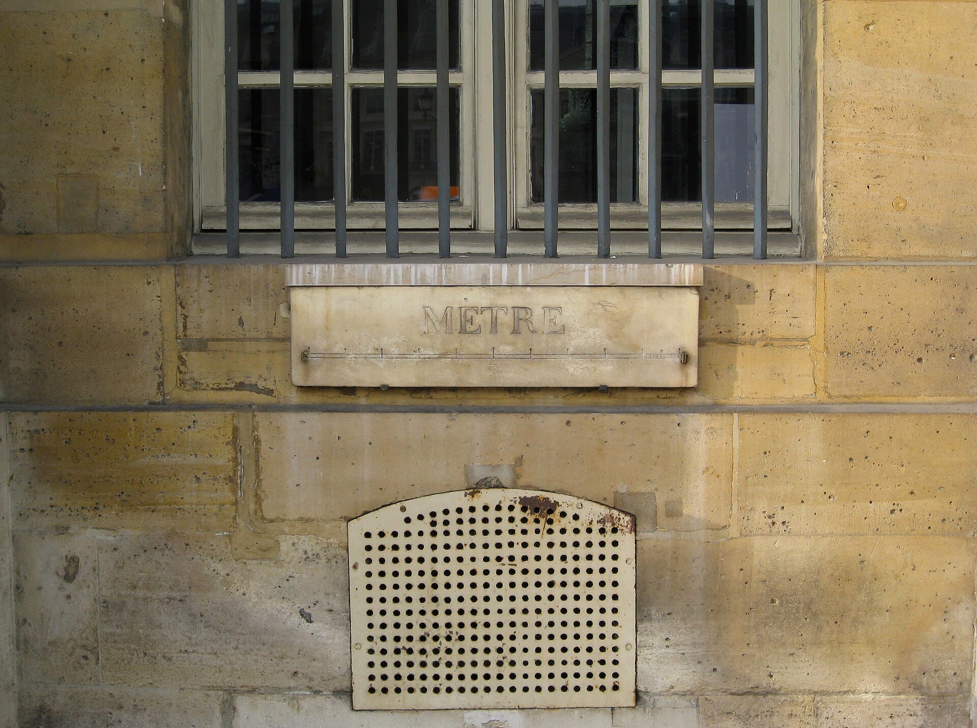 Mètre étalon de mármol, place Vendôme, París