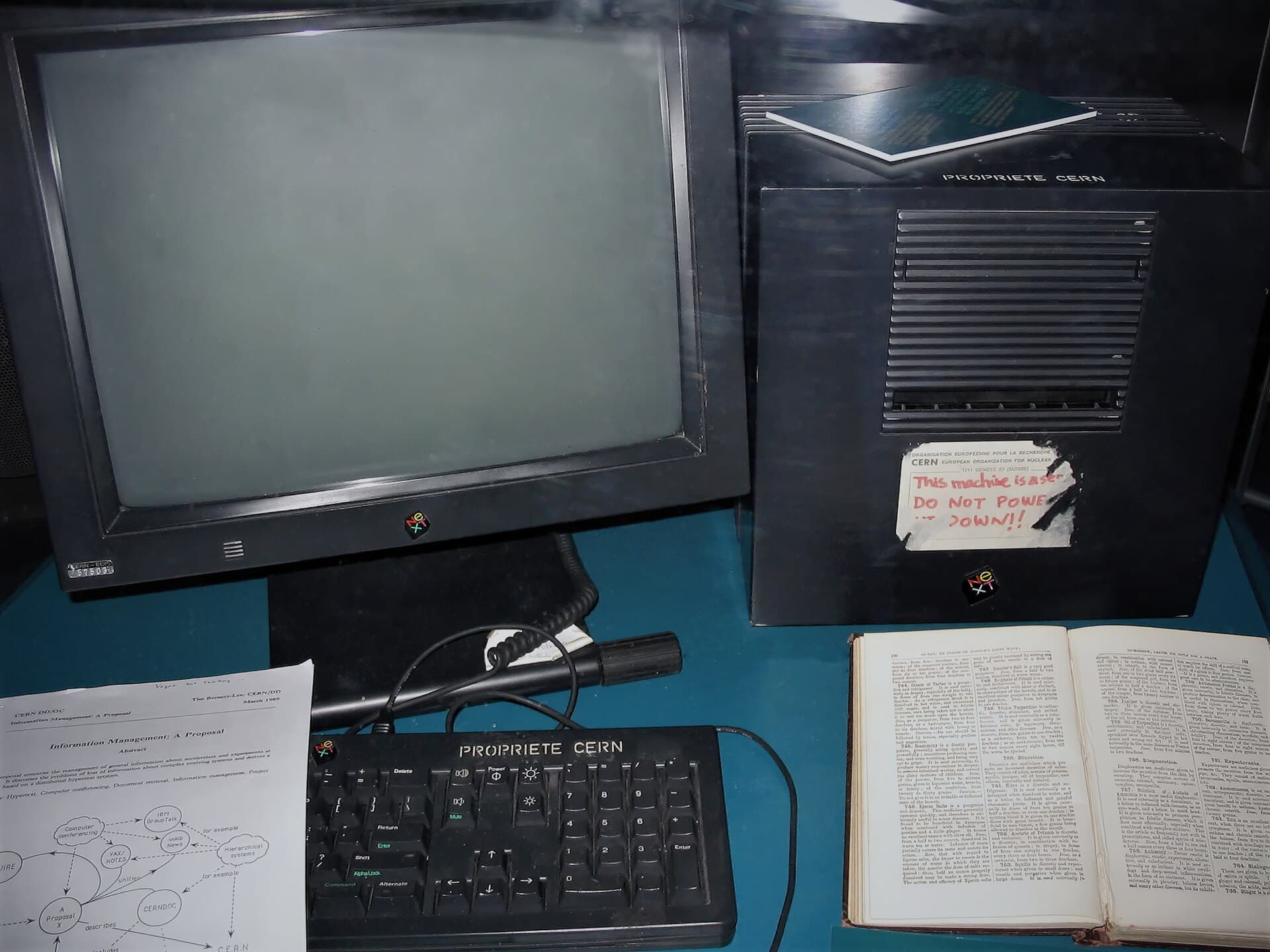 La NeXT de Tim Berners-Lee: el primer servidor web, con su etiqueta manuscrita